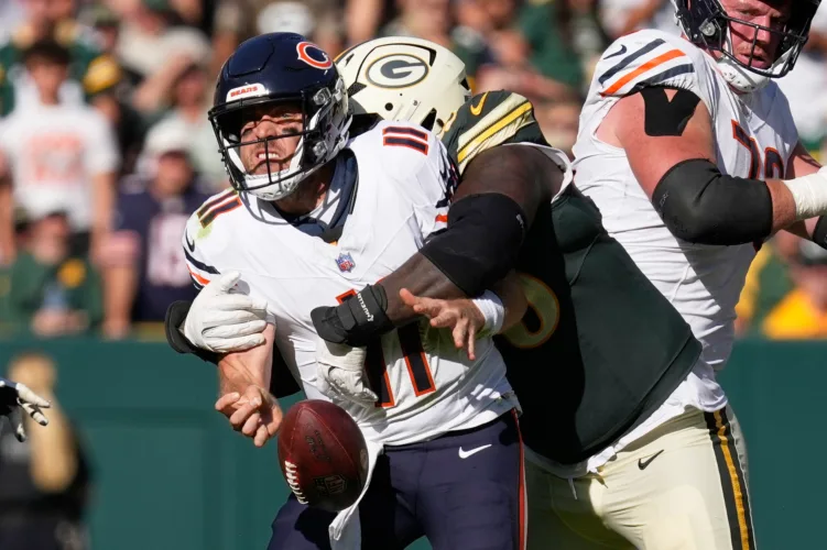Bears show they need their QB in lopsided loss to Packers